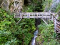 Der Klammsteig führt über eine weitere Brücke